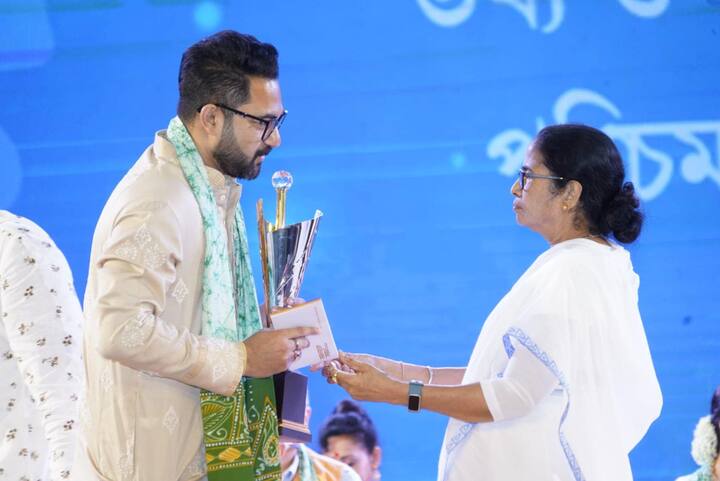 সম্মান প্রাপকদের তালিকায় ছিলেন অভিনেতা ও তৃণমূল বিধায়ক সোহম চক্রবর্তীও।