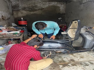 એક્ટિવા મોડિફાઇડ કરીને બે અમદાવાદીએ બનાવ્યું ઈલેક્ટ્રિક સ્કૂટર, સિંગલ ચાર્જમાં આપે છે 80 કિમીની રેંજ એક્ટિવા મોડિફાઇડ કરીને બે અમદાવાદીએ બનાવ્યું ઈલેક્ટ્રિક સ્કૂટર, સિંગલ ચાર્જમાં આપે છે 80 કિમીની રેંજ