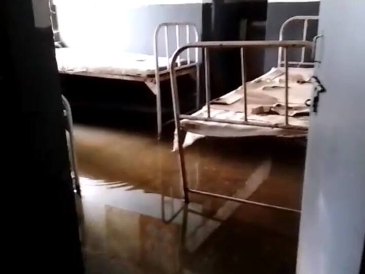 Ghazipur News: गाजीपुर में इस अस्पताल की पिछले 10 साल से हालत है बुरी, बारिश के बाद परिसर में भर जाता है पानी Ghazipur News The condition of this hospital is bad for the last 10 years after the rains water fills the premises ANN Ghazipur News: गाजीपुर में इस अस्पताल की पिछले 10 साल से हालत है बुरी, बारिश के बाद परिसर में भर जाता है पानी