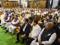 President’s Oath-Taking Ceremony: समारोह में खड़गे की सीट को कांग्रेस ने बताया प्रोटोकॉल का उल्लंघन, सरकार बोली- बेवजह का विवाद