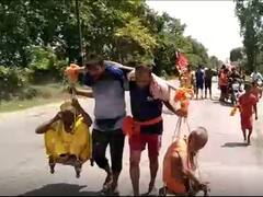 Kanwar Yatra 2022: कलयुग का श्रवण कुमार बना शख्स, माता-पिता को कंधे पर बिठाकर कांवड़ यात्रा के लिए निकला