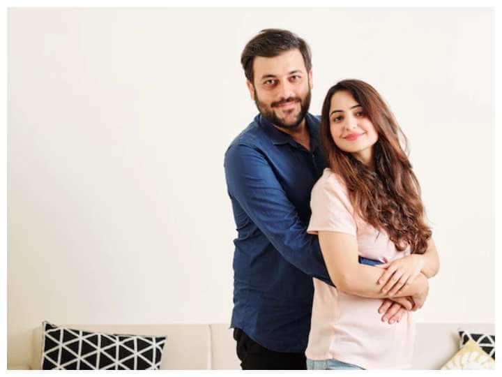 यह बदलाव पार्टनर को अच्छे भी लग सकते हैं और नहीं भी. पर इन बदलावों के कारण आप उनसे दूरी बनाने लगे या उनसे नाराज होने लगे यह सही नहीं है. अगर आपको लगता है कि यह तो कुछ ज्यादा होने वाली बात है तो आप अपने पार्टनर को समझाएं ताकि वह उस चीज को देहराए नहीं. आइए जानते हैं इन बदलावों के बारे में.