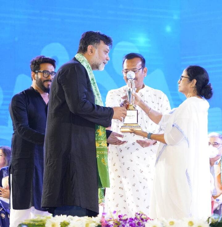 এসেছিলেন চিত্রপরিচালক সৃজিৎ মুখোপাধ্যায়। তাঁকেও সম্মান জানানো হয় সোমবার।