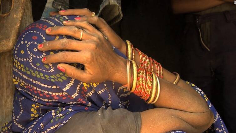 Surat Crime News: Men dushkarma on women at her home and threats to viral photos Crime News: સુરતમાં પરિણીતાના ઘરમાં ઘૂસી યુવકે દુષ્કર્મ આચરીને પાડી લીધા ફોટા, ને પછી.....