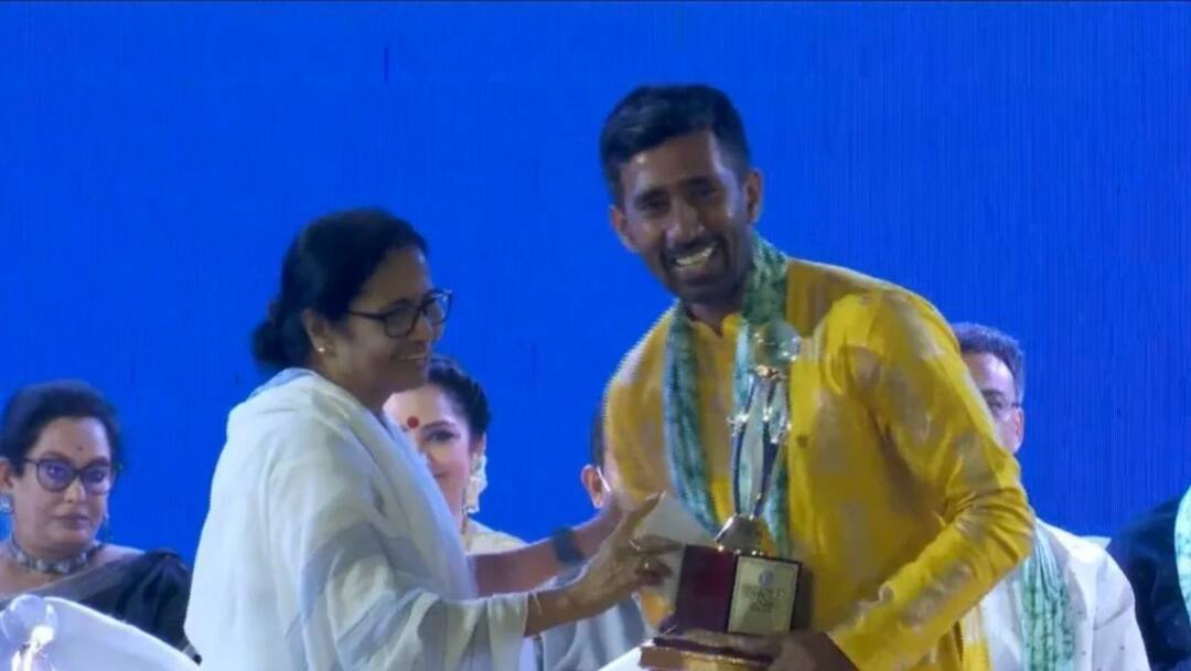 Wriddhiman Saha officially receives Bangabhusan Award Wriddhiman Saha Receives Bangabhusan: বঙ্গভূষণ সম্মানে সম্মানিত হয়ে আবেগে ভাসলেন ঋদ্ধিমান