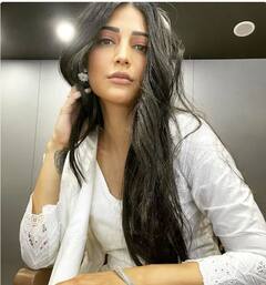 Shruti Haasan Pics: ਵ੍ਹਾਈਟ ਸੂਟ ਪਹਿਨੇ ਗਜਬ ਦੇ ਪੋਜ਼ ਦਿੰਦੀ ਦਿਖੀ ਸ਼ੁਰਤੀ ਹਸਨ, ਖੂਬਸੂਰਤ ਐਥਨਿਕ ਲੁੱਕ ਜਿੱਤ ਲਵੇਗਾ ਤੁਹਾਡਾ ਦਿਲ !