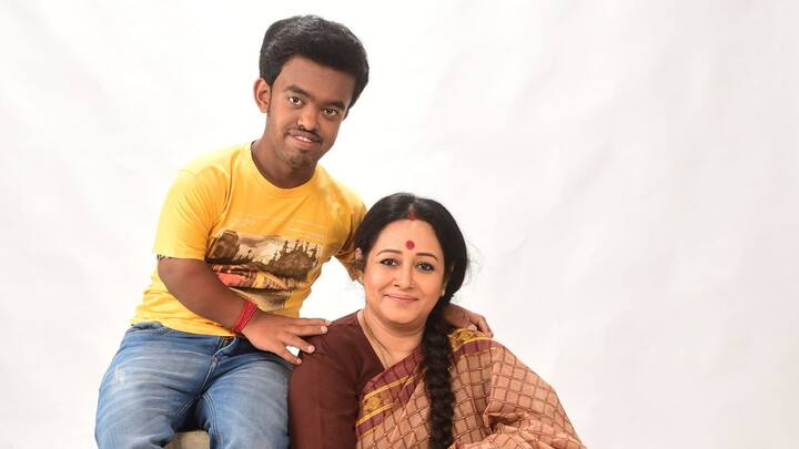 পায়েল বলছেন, 'সেটে সবাই প্রত্যয়কে সাহায্য করেছেন। আর সেটে গিয়ে কাজ করলে কোনও সিনিয়র জুনিয়র থাকেন না। আমরা প্রতিদিনই নতুন কিছু শিখি।'