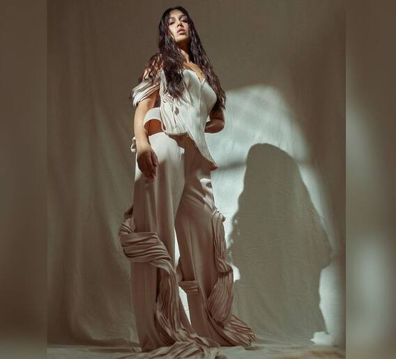 व्हाईट ड्रेसमध्ये भूमीचा हटके अंदाज