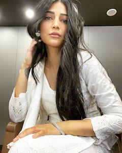 Shruti Haasan Pics: व्हाइट सूट पहने गजब के पोज़ देती दिखीं श्रुति हासन, खूबसूरत एथनिक लुक जीत लेगा आपका भी दिल !