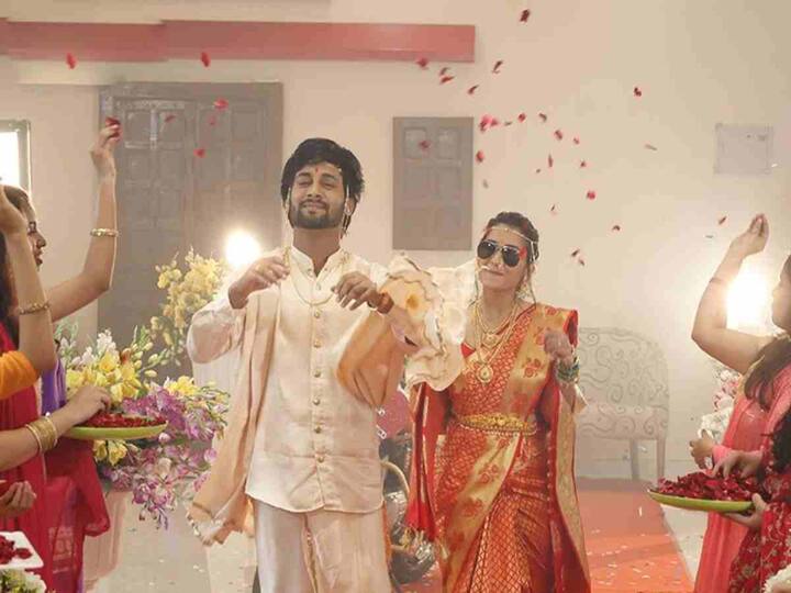 मालिकेत सध्या लग्नविशेष भाग पार पडत आहे. मालिकेच्या नुकत्याच एका भागात इंद्रा आणि दीपू लग्नबंधनात अडकले आहेत.