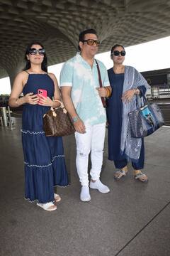 Govinda Spotted: पत्नी और बेटी के साथ मुंबई एयरपोर्ट पर स्पॉट हुए गोविंदा, इस अंदाज़ में कैमरे में कैद हुए तीनों