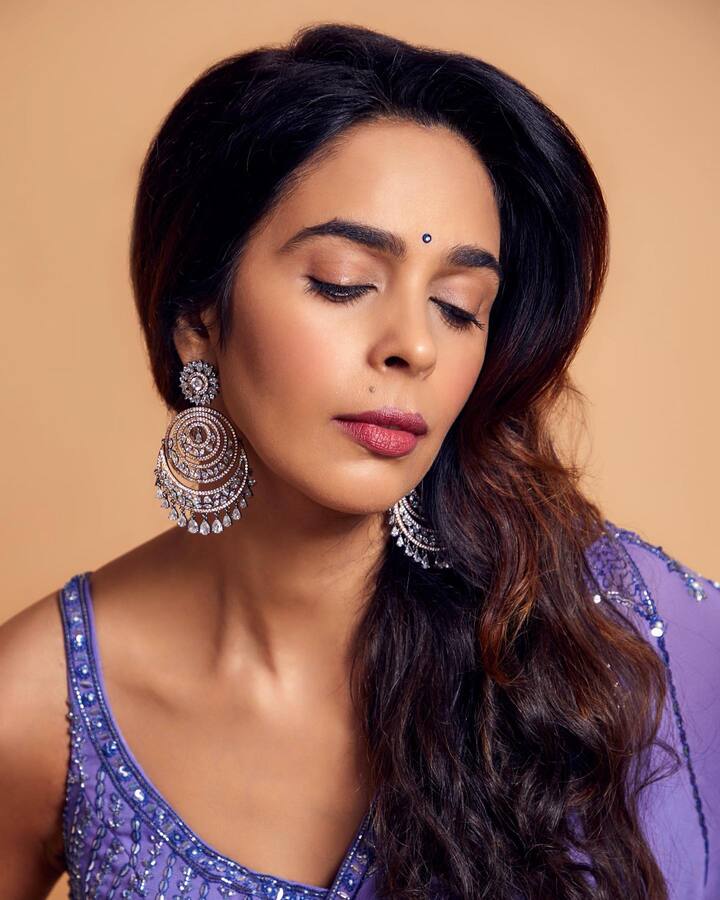 अभिनेत्री बनण्यासाठी नोकरी सोडणारी मल्लिका शेरावत ही पहिली एअर होस्टेस होती. ती मुंबईत आली जिथे तिने अनेक चित्रपटात काम केले पण तिच्या एका चित्रपटाने तिला रातोरात सुपरस्टार बनवले.(फोटो सौजन्य:mallikasherawat/इंस्टाग्राम)