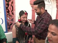 In Pics: पंजाब के इस मंदिर में निभाई जाती है अनोखी रस्म, फूलों के गहने पहनकर दुल्हन करती हैं पति के साथ सावन की पूजा