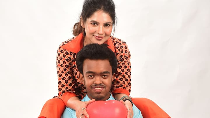 এমন অন্যধারার ছবিকে কেন বেছেছিলেন পায়েল? এবিপি লাইভকে অভিনেত্রী বলছেন, 'আমি সবসময় চেষ্টা করি আমার একটা ছবি যেন অন্য ছবির থেকে সম্পূর্ণ আলাদা হয়। সে গল্প হোক আর চরিত্র, দর্শকদের একঘেয়েমি উপহার দিতে চাই না আমি। 'কুলপি' ছবির গল্পটা ভীষণ অন্যরকম।'
