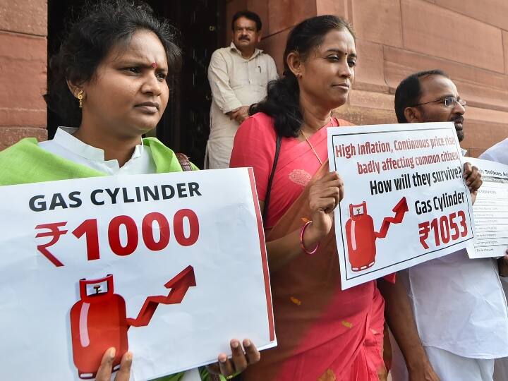 Monsoon Session 2022 Action against MPs creating ruckus in Lok Sabha four Congress MPs suspended ann Monsoon Session 2022: लोकसभा में तख्तियां लेकर प्रदर्शन कर रहे सांसदों के खिलाफ बड़ी कार्रवाई, कांग्रेस के 4 नेता निलंबित