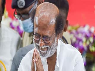 साउथ सुपरस्‍टार Rajinikanth को इनकम टैक्‍स डिपार्टमेंट ने किया सम्‍मानित, Aishwaryaa ने खुद को बताया 'प्राउड बेटी'