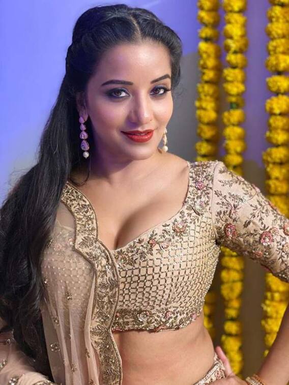 देसी लिबास में बिजलियां गिराती दिखीं मोनालिसा