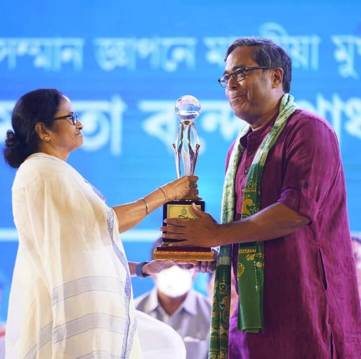 পুরস্কার পেয়েছেন বিশিষ্ট নাট্যব্যক্তিত্ব ও অভিনেতা দেবশঙ্কর হালদারও।