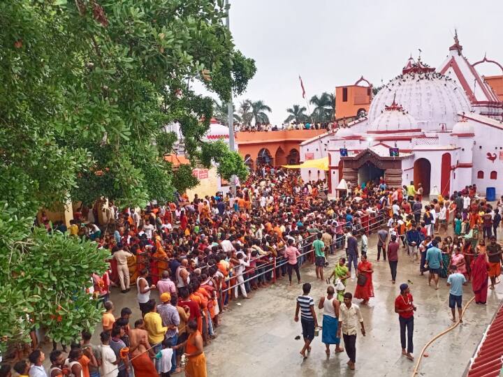 अल सुबह मंदिर का पट खुलते ही परिसर बम बम भोले के जयकारे से गूंज उठा. जलाभिषेक के लिए लंबी कतार दिखी. मंदिर के पुजारियों की मान्यता है कि देशभर के 12 ज्योतिर्लिंग की पूजा का फल बैकुंठ धाम के शिवलिंग के पूजा करने के बराबर फल मिलता है.