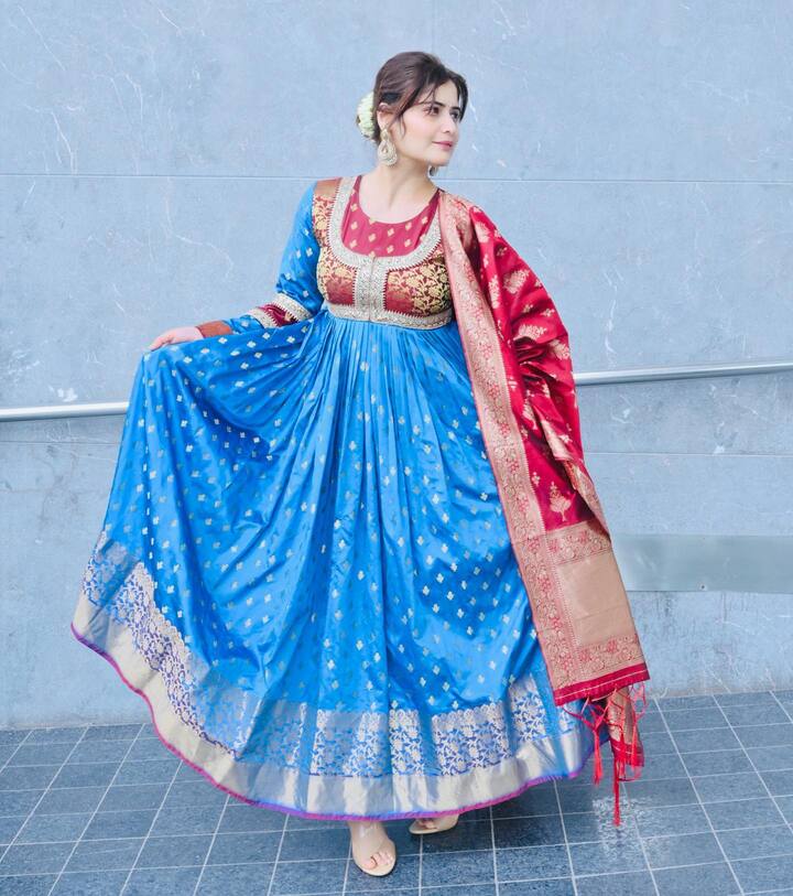 आता आरतीचे हे फोटो सोशल मीडियावर व्हायरल होत आहेत. या लूकमध्ये अभिनेत्री खूपच सुंदर दिसत आहे. (फोटो सौजन्य : artisingh5/इंस्टाग्राम)