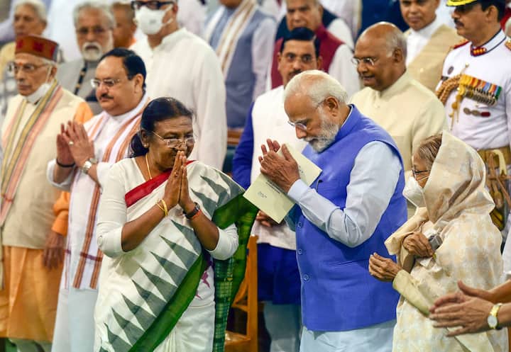 President Droupadi Murmu exchanges greetings with Prime Minister Narendra Modi during her oath ceremony. She has also served as the national vice president of the BJP Scheduled Tribe Morcha. Image Source: PTI