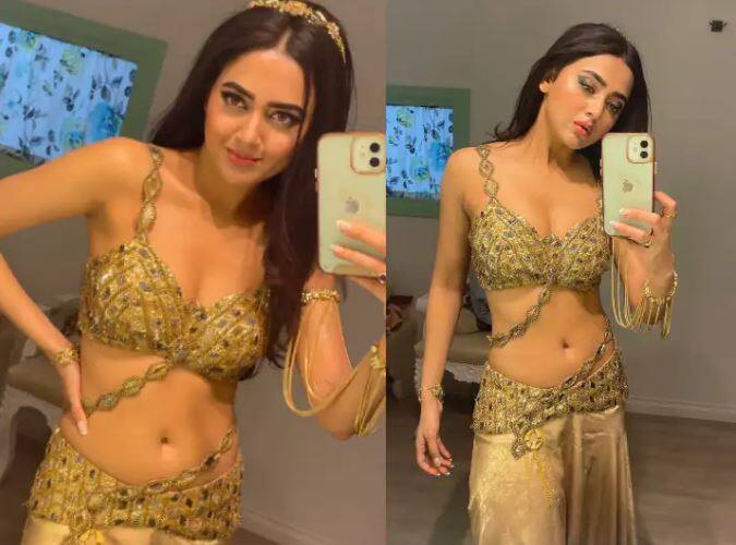 ਟੀਵੀ ਅਦਾਕਾਰਾ ਤੇਜਸਵੀ ਪ੍ਰਕਾਸ਼ ਇਨ੍ਹੀਂ ਦਿਨੀਂ ਸੁਪਰਹਿੱਟ ਸ਼ੋਅ ਨਾਗਿਨ ਸੀਜ਼ਨ 6 ਵਿੱਚ ਨਜ਼ਰ ਆ ਰਹੀ ਹੈ। ਇਸ ਸ਼ੋਅ 'ਚ ਤੇਜਸਵੀ ਪ੍ਰਥਾ ਨਾਂ ਦਾ ਕਿਰਦਾਰ ਨਿਭਾਅ ਰਹੀ ਹੈ। ਤੇਜਸਵੀ ਨੇ ਸ਼ੋਅ ਦੇ ਸੈੱਟ ਤੋਂ ਕੁਝ ਤਸਵੀਰਾਂ ਅਤੇ ਵੀਡੀਓਜ਼ ਸ਼ੇਅਰ ਕੀਤੀਆਂ ਹਨ, ਜਿਸ 'ਚ ਉਹ ਬੇਹੱਦ ਖੂਬਸੂਰਤ ਅਤੇ ਸੈਕਸੀ ਲੱਗ ਰਹੀ ਹੈ। ਟੀਵੀ ਦੀ ਇਹ ਸੁਪਰਹਾਟ ਨਾਗਿਨ ਕਿਸੇ ਦਾ ਵੀ ਦਿਲ ਚੁਰਾ ਸਕਦੀ ਹੈ।