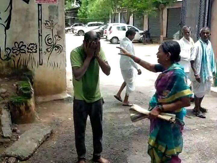 nizamabad man attempts suicide before collectorate, wife mother Nizamabad: కలెక్టరేట్ ఎదుట పెట్రోల్ పోసుకున్న వ్యక్తి - తల్లి, భార్యాపిల్లల ముందే ఆత్మహత్యాయత్నం