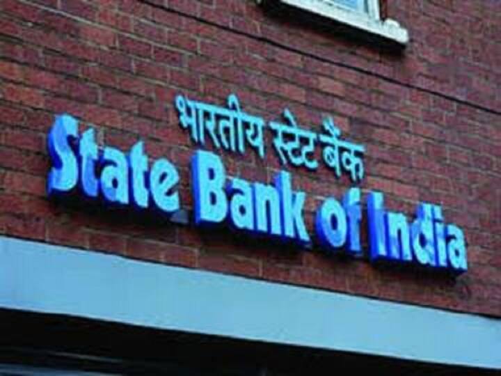 स्टेट बँक ऑफ इंडियामध्ये एखाद्या व्यक्तीने पाच लाखांपर्यंतची एफडी मुदती आधीच मोडल्यास एकूण रक्कमेच्या 0.50 टक्के तुम्हाला पेनल्टी भरावी लागेल. तर, पाच लाख रुपयांहून अधिक रक्कम असल्यास एक टक्के रक्कम पेनल्टी म्हणून वसूल केली जाते.