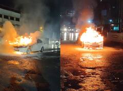 PHOTO: मुंबईत भर पावसात 'द बर्निंग कार'; धावत्या गाडीला आग, दोघे बचावले