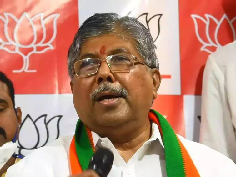 Four Union Ministers visit Kolhapur to console BJP State President Chandrakant Patil Chandrakant Patil : चंद्रकांत पाटलांचे सांत्वन करण्यासाठी चार केंद्रीय मंत्री कोल्हापूर दौऱ्यावर, खासदार धनंजय महाडिकही सोबत 