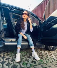 Oyku Karayel: खूबसूरती के साथ-साथ सादगी भरे अंदाज़ से भी लोगों का दिल जीत लेती हैं ये टर्किश अभिनेत्री, सोशल मीडिया पर शेयर करती हैं ऐसी तस्वीरें