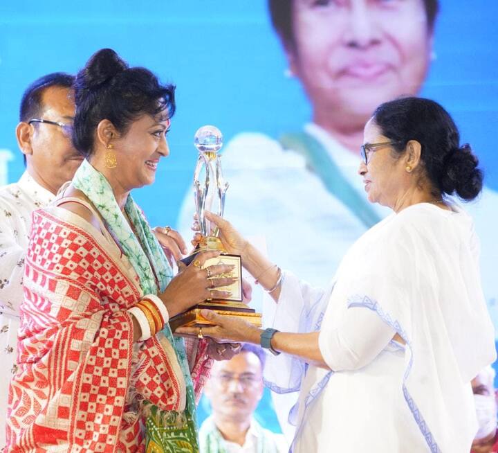 সম্মানিত করা হয় অভিনেত্রী ইন্দ্রাণী হালদারকেও। সম্মানপ্রাপকদের ছবিতে ফেসবুক সাজিয়ে দেন মুখ্যমন্ত্রী।