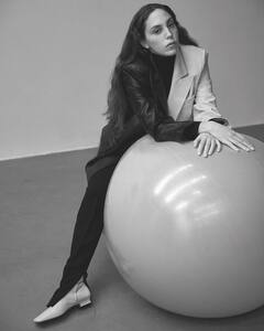 Oyku Karayel: खूबसूरती के साथ-साथ सादगी भरे अंदाज़ से भी लोगों का दिल जीत लेती हैं ये टर्किश अभिनेत्री, सोशल मीडिया पर शेयर करती हैं ऐसी तस्वीरें