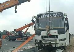 Barabanki Road Accident: पूर्वांचल एक्सप्रेसवे पर दुर्घटना के बाद आठ लोगों की दर्दनाक मौत, तस्वीरों में दिखा खौफनाक मंजर