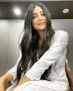 Shruti Haasan Pics: વ્હાઈટ સૂટ પહેરીને ગ્લેમરસ પોઝ આપતી દેખાઈ શ્રુતિ હાસન, જુઓ ફોટો