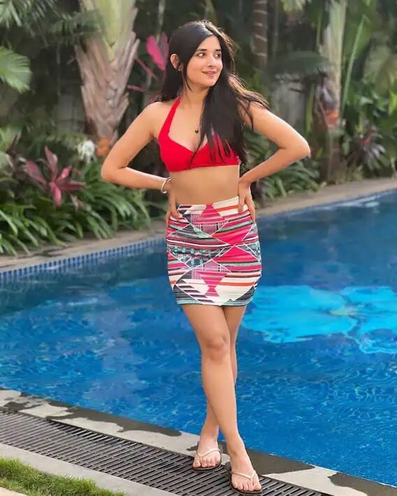 કનિકા પોતાના શાનદાર અભિનયને કારણે ચર્ચામાં રહે છે. આ દરમિયાન, કનિકાનો બબલી સ્ટાઇલ પણ દરેકને પસંદ કરવામાં આવી રહી છે.