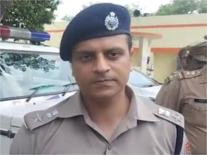 Firozabad Crime: पुलिसकर्मी को रिश्वत लेना और फोन पर महिला को आपत्तिजनक मैसेज भेजना पड़ा महंगा, हुआ निलंबित Firozabad police SSI suspended over sending objectionable message to woman ANN Firozabad Crime: पुलिसकर्मी को रिश्वत लेना और फोन पर महिला को आपत्तिजनक मैसेज भेजना पड़ा महंगा, हुआ निलंबित