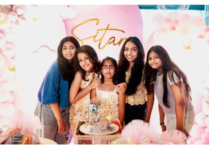 ఆమె స్నేహితులను పిలిచి కేక్ కటింగ్ చేయించారు. -Image Credit:Sithara Ghattamaneni/Instagram