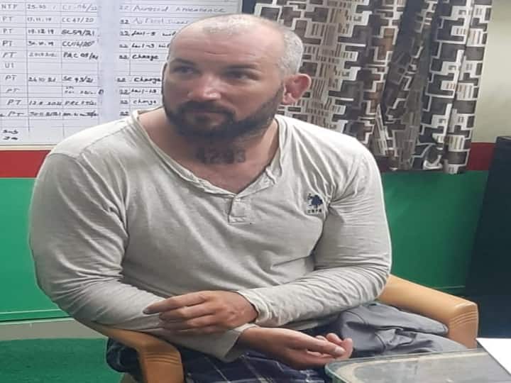 Foreigner who belonged to poland came by boat to kodiyakadu beach from srilanka நாகை: கோடியக்காடு கடற்கரையில் ஒதுங்கிய ஆளில்லா மர்ம படகு - போலந்தை சேர்ந்தவர் கைது