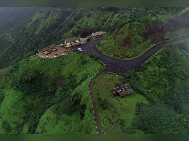 खेड जिल्ह्यातील रघुवीर घाटाचे सौंदर्य पावसामुळे अधिकच खुलले आहे.