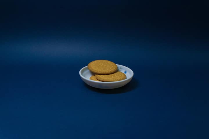 অতিরিক্ত বিস্কুট ডেকে আনতে পারে মারাত্মক বিপদ। মার্কিন চিকিৎসক ও গবেষকরা বলছেন, বিস্কুট মানেই ময়দার ব্যবহার। অতিরিক্ত বিস্কুট খেলে অস্বাভাবিক স্থূলতা, ডায়াবেটিস, এমনকী ক্যানসারের মতো রোগ বাসা বাঁধতে পারে শরীরে।