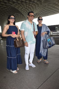 Govinda Spotted: पत्नी और बेटी के साथ मुंबई एयरपोर्ट पर स्पॉट हुए गोविंदा, इस अंदाज़ में कैमरे में कैद हुए तीनों