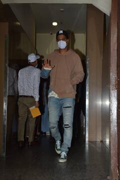 Shamshera: थिएटर में Ranbir Kapoor की 'शमशेरा' देखने पहुंचे Vicky Kaushal, बताई कैसी है फिल्म