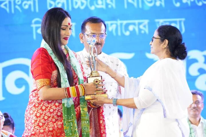 বঙ্গবিভূষণ ও বঙ্গভূষণ সম্মাননার পাশাপাশি সোমবার মহানায়ক সম্মানও দিয়েছেন মুখ্যমন্ত্রী। অনুষ্ঠানের কিছু মুহূর্ত পোস্ট করেন নিজের ফেসবুকে।  ঋতুপর্ণা সেনগুপ্তকে সম্মানিত করার সেই মুহূর্ত...
