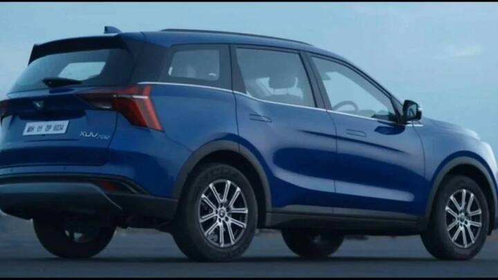 મહિન્દ્રા XUV700 ને વિશાળ પેનોરેમિક સનરૂફ મળે છે. Mahindra XUV700ની એક્સ-શોરૂમ કિંમત રૂ. 13.18 લાખથી 24.58 લાખની વચ્ચે છે. તે બે ટ્રિમ્સમાં ઉપલબ્ધ છે: MX અને AX. તે 5 સીટર અને 7 સીટર વિકલ્પોમાં આવે છે.