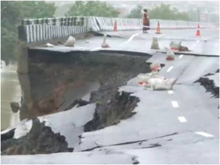 madhya pradesh national highway 46 service road wall collapsed due to heavy rain video viral Madhya Pradesh News: भारी बारिश के कारण नेशनल हाईवे-46 के सर्विस रोड की दीवार गिरी, सड़क भी हुई क्षतिग्रस्त