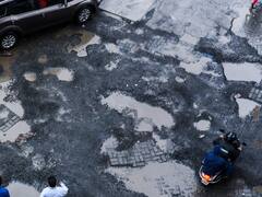 Maharashtra: मुंबई-नासिक हाईवे पर गड्ढे से फंसकर बाइक से गिरा शख्स, डंपर के कुचलने से हुई मौत