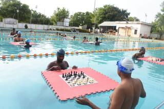 Chess Olympiad 2022 An awareness chess match was held at a swimming pool in Trichy. Chess Olympiad 2022: திருச்சியில் நீச்சல் குளத்தில்  நடந்த செஸ் போட்டி..!