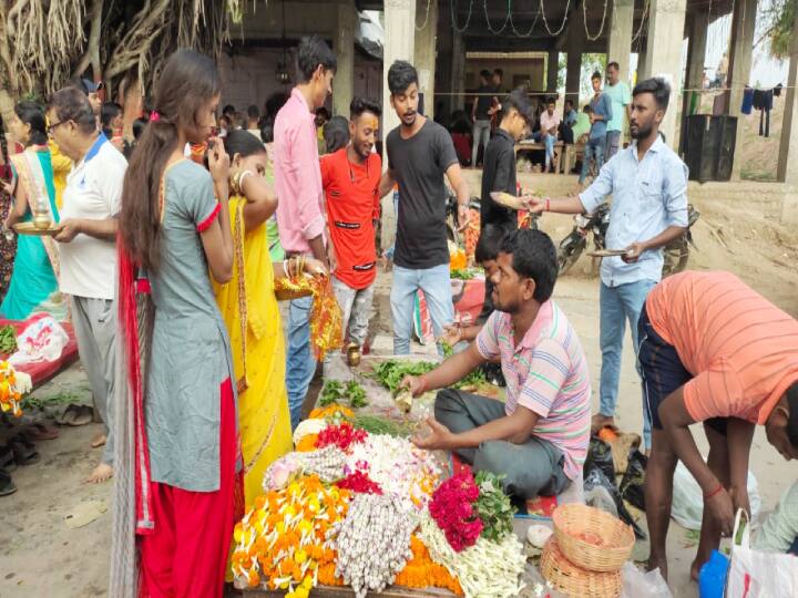 सोमनाथ मंदिर नवादा जिले के प्रसिद्ध मंदिरों में से एक है. माना जाता है कि यहां सच्चे मन से शिव की आराधना करने वाले भक्तों की मुरादे पूरी होती है. यही वजह है कि सावन माह में लोग दूर दराज से सोमनाथ मंदिर में पूजा अर्चना करने पहुंचते हैं.
