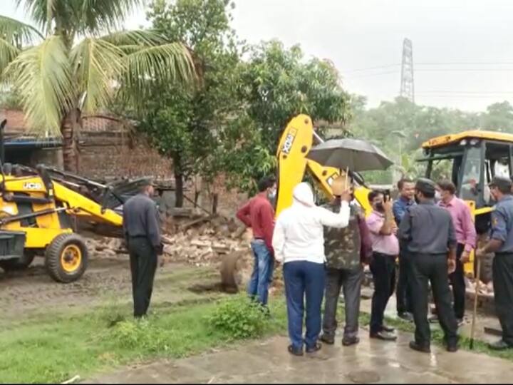 Sonbhadra Bulldozer Action in illegal encroachment of former village pradhan was demolished ann Sonbhadra News: सोनभद्र में फिर चला बुलडोजर, पूर्व ग्राम प्रधान के अवैध अतिक्रमण को किया गया ध्वस्त